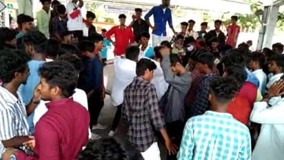 റെയിൽവെ സ്റ്റേഷനിൽ അഴിഞ്ഞാടി പിറന്നാൾ ആഘോഷം, ആർപിഎഫ് ഉദ്യോഗസ്ഥനെ ആക്രമിച്ചു, കോളജ് വിദ്യാർത്ഥികൾ റിമാൻഡിൽ