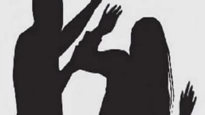 குடிக்க விடாமல் தடுத்த 12வது மனைவியை கட்டையால் அடித்துக் கொன்ற போதை ஆசாமி