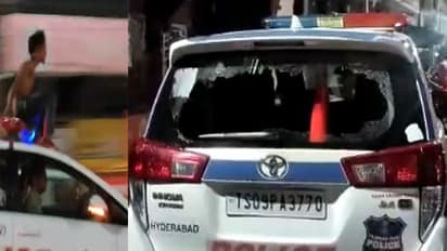 హైదరాబాద్లో గంజాయి మత్తులో యువకుల వీరంగం.. పోలీసు వాహనం పైకెక్కి రచ్చ..