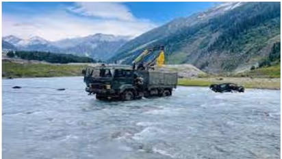 നദിയിൽ കുടുങ്ങി മാരുതി ജിപ്‌സി, രക്ഷകരായി സൈന്യം