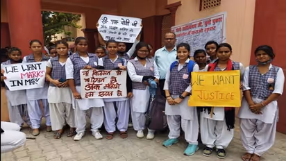 यूपी बोर्ड ने थमा दी कोरी मार्कशीट्स, दर-दर भटकने को मजबूर विद्यार्थी लगा रहे मदद की गुहार