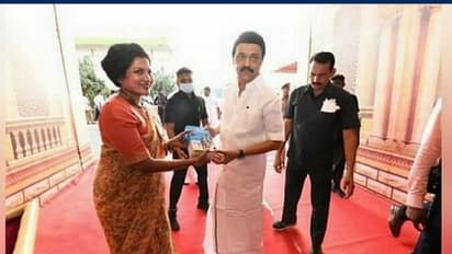 முதல்வருக்கு கிறிஸ்தவ மத புத்தகம் வழங்கிய கலெக்டர்..  அர்த்த முள்ள இந்து மதம் புத்தகம் கொடுத்து அலறவிட்ட பாஜக.