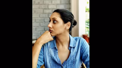 ’’ நான் எங்கு போனாலும் பின்னாடியே வருகிறார் ‘’.. மர்ம நபர் குறித்து போலீசில் கதறிய பிரபல பிக்பாஸ் நடிகை.