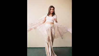 ట్రెండీ వేర్ లో మెస్మరైజ్ చేస్తున్న నాని హీరోయిన్.. మతిపోయే ఫొజులతో కట్టిపడేస్తున్న నజ్రియా నజీమ్..