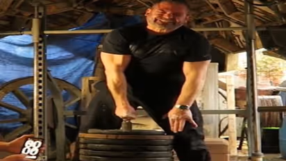 मिलिए असली बाहुबली से, एक अंगुली से उठाया करीब 130 किलो वजन और बनाया गिनीज रिकॉर्ड