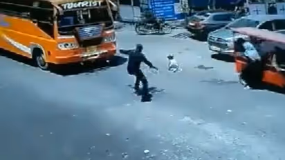 भारी यातायात के बीच सिपाही ने जान खतरे में डालकर बचाई मासूम की जान, मां की गोद से छिटककर गिरी थी बच्ची