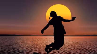 വാക്കുപാലിച്ച് കാമുകിക്കൊപ്പം നദിയില്‍  ചാടിയില്ല, യുവാവിനെതിരെ വധശ്രമക്കേസ്!