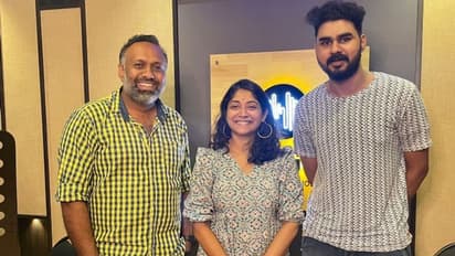 പൂജ ചടങ്ങിനു പകരം അഭയ ഹിരണ്‍മയിയുടെ പാട്ട്; ഒമര്‍ ലുലുവിന്‍റെ 'നല്ല സമയ'ത്തിന് ആരംഭം