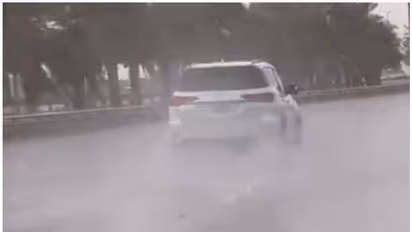 കനത്ത ചൂടില് ആശ്വാസമായി യുഎഇയില് പലയിടങ്ങളിലും മഴ