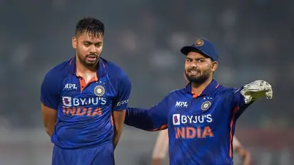 ഭുവിയുള്ളപ്പോള്‍ അവസാന ഓവറില്‍ ആവേശിനെ പന്തേല്‍പിച്ച് തല്ല് വാങ്ങിയതെന്തിന്? മറുപടിയുമായി രോഹിത് 