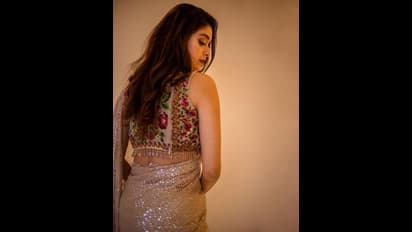 తళుకుబెళుకుల చీరలో కళావతి.. అణువణువూ అందమే, హై ఓల్టేజ్ ఫోజులతో కవ్విస్తున్న కీర్తి సురేష్ 