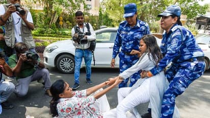 National Herald Case: राहुल गांधी को समन भेजने पर ऐसे पुलिस से भिड़ीं कार्यकर्ता-'लड़की हूं, लड़ सकती हूं'