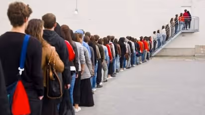 ಸ್ಮಾರ್ಟ್‌ಫೋನ್‌ ಖರೀದಿಸಿದವರಿಗೆ 2 ಬಿಯರ್‌ ಕ್ಯಾನ್ ಆಫರ್ ಇಟ್ಟ, ಜನ ಅಂಗಡಿಗೆ ಮುಗಿಬಿದ್ದು ಅರೆಸ್ಟ್ ಆದ!