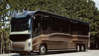 किसी आलीशान महल से कम नहीं है स्टील किंग लक्ष्मी मित्तल का वैनिटी वैन, देखें कार कलेक्शन और प्राइवेट जेट 