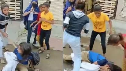 पिज्जा कर्मचारी ने तिरछी नजर से क्या देख लिया..., 4 लड़कियों ने दी रोंगटे खड़े कर देने वाली सजा