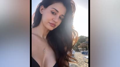 স্পেনের সৈকত সাগর জলের ছোঁয়ায় দিশার 'হট পোজ', সোশ্যাল মিডিয়ায় ছড়িয়ে দিলেন উষ্ণতার ঢেউ