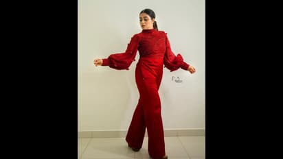 ఎరుపెక్కిన అందాలతో పూర్ణ ఫైరింగ్‌.. పరువాల విందుతో కుర్రాళ్లకి చెమటలు పట్టిస్తున్న `ఢీ` భామ