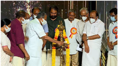 ഒന്നും മിണ്ടിയില്ല, കാത്തുനിൽക്കാതെ മടക്കം;പ്രതിഷേധകാലത്ത് ഒന്നിച്ചൊരുവേദിയിൽ മുഖ്യമന്ത്രിയും പ്രതിപക്ഷനേതാവും