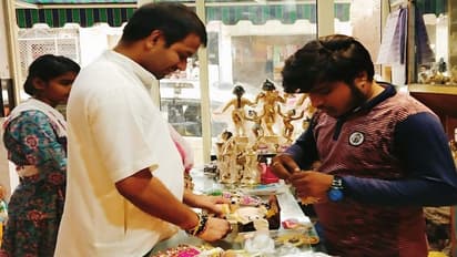 लालू प्रसाद यादव के पुत्र तेज प्रताप आए वृंदावन, इस खास चीज को खरीदने खुद ही पहुंच गए दुकान