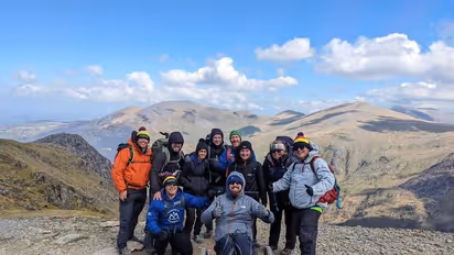 ചാവേറാക്രമണത്തില്‍ രണ്ടു കാലും തളര്‍ന്ന യുവാവ് വീല്‍ചെയറില്‍ കൊടുമുടി കീഴടക്കി!