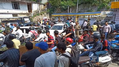 पेट्रोल पंपों पर फ्यूल खत्म हो जाने से लोगों को करना पड़ा रहा परेशानी का सामना, वाहनों की लगी लंबी कतार