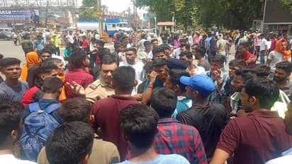 यूपी के कई जिलों में 'अग्निपथ योजना' के खिलाफ सड़क पर उतरे युवा,सरकार के खिलाफ किया प्रदर्शन