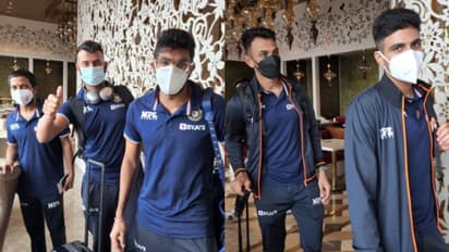 రోహిత్ శర్మ ఎక్కడ..? ఇంగ్లాండ్ కు వెళ్లే జట్టుతో కనిపించని సారథి.. గల్లీ క్రికెట్ ఆడుతూ అక్కడే ఆగిపోయాడా? 