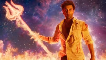 रणबीर कपूर की इस हरकत पर भड़के लोग,रिलीज से पहले विवादों में घिरा  'ब्रह्मास्त्र' 