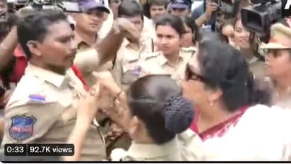 ಪ್ರತಿಭಟನೆ ವೇಳೆ ಪೊಲೀಸರ ಕಾಲರ್ ಹಿಡಿದು ಎಳೆದಾಡಿದ ಕೈ ನಾಯಕಿ ರೇಣುಕಾ ಚೌಧರಿ