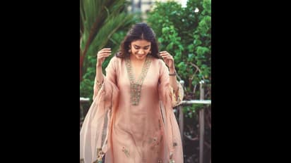 చుడీదార్ లో కట్టిపడేస్తున్న ‘కళావతి’ అందం.. మతిపోయేలా పోజులిస్తూ అట్రాక్ట్ చేస్తున్న కీర్తి సురేష్..