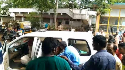 Dharwad News: ಅಪಘಾತಕ್ಕೀಡಾದ ದಂಪತಿಯನ್ನು ಸ್ವಂತ ವಾಹನದಲ್ಲಿ ಆಸ್ಪತ್ರೆಗೆ ದಾಖಲಿಸಿ ಮಾನವೀಯತೆ ಮೆರೆದ ತಹಶೀಲ್ದಾರ್