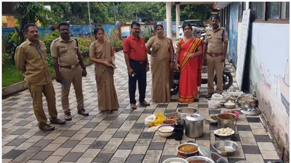 കാഞ്ഞങ്ങാട്ട് ആരോഗ്യ വിഭാഗം പരിശോധന; പന്ത്രണ്ടിലധികം ഹോട്ടലുകളില് നിന്ന് പഴകിയ സാധനങ്ങള് പിടിച്ചെടുത്തു