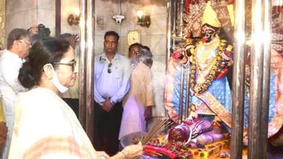 রামকৃষ্ণের বানী উল্লেখ করে বিজেপিকে নিশানা, দক্ষিণেশ্বর মন্দির থেকে চড়া বার্তা মমতার