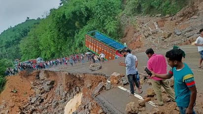 भारी बारिश से पहाड़ियां टूटकर गिरीं, जमीन में धंस गया ट्रक,असम में बाढ़ व लैंडस्लाइड की तबाही दिखातीं तस्वीरें