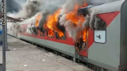 Agnipath Scheme : ബിഹാറിൽ വീണ്ടും അക്രമം, രണ്ട് ട്രെയിനുകൾ കൂടി കത്തിച്ചു