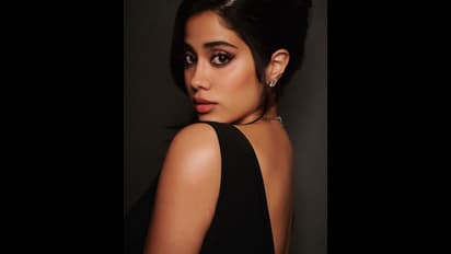 கிளாமர் குயின் ஜான்வி கபூர்.. கருப்பு கட்-அவுட் கவுனில் லோ நெக்லைன் போஸ்!