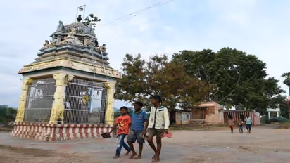 अजब-गजब मान्यता: यहां लोग घर से निकलते ही चप्पल हाथ में पकड़ लेते है, जिसने ऐसा नहीं किया उसे मिलेगी कड़ी सजा