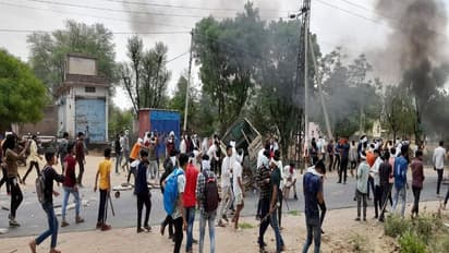 Agnipath protest in Rajasthan : सीकर में उग्र हुआ प्रदर्शन, पुलिस टीम पर पथराव, गाड़ियां तक जला दीं