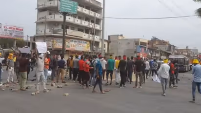 अग्निपथ योजना को लेकर इन 12 शहरों में बवाल और हिंसा, कहीं चले पत्थर तो कहीं जली ट्रेन