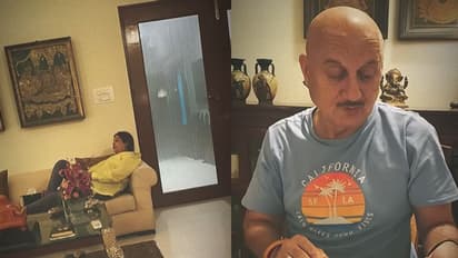 अनुपम खेर के खिलाफ किरण खेर और बेटे सिकंदर ने खोला 'मोर्चा', देखें फैमिली का क्यूट Video