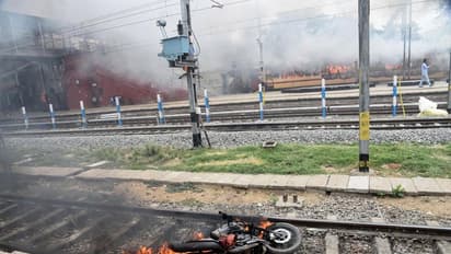 बिहार में और भड़की 'अग्निपथ' की आग : लखीमपुर-आरा में फूंकी ट्रेन, सिकंदराबाद में पुलिस फायरिंग में एक की मौत