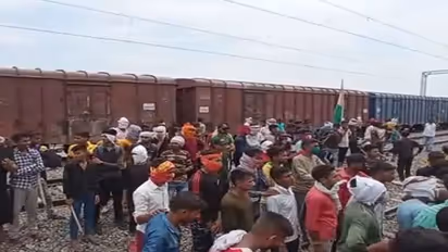 'अग्निपथ' विरोध: कानपुर देहात पहुंची युवाओं का प्रदर्शन, कहा- विधायक व सांसद की तनख्वाह में कटौती करे सरकार