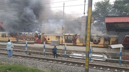 अग्निपथ स्कीम को लेकर बिहार में हिंसा की 30 लेटेस्ट तस्वीरः बड़ा सवाल- देश जलाकर ये कौन सा हक मांग रहे युवा?