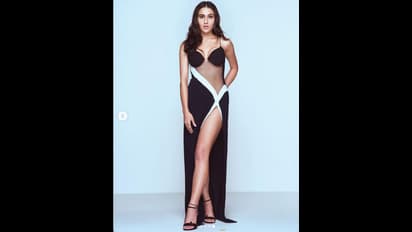 পিঙ্কভিলার রেডকার্পেটে ব্ল্যাক বোল্ড লুকে তাক লাগালেন সারা আলী খান, সাথে বরুণ ধাওয়ানের হ্যান্ডসাম লুক।