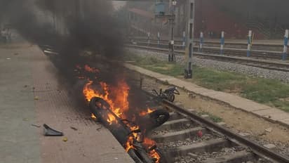 অগ্নিপথ নিয়ে উত্তাল দেশ, পরপর ট্রেন বাতিলের জেরে বিপর্যস্ত রেল পরিষেবা