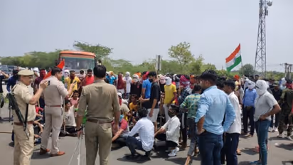 अग्निपथ को लेकर मचे बवाल के बीच अब नोएडा एक्सप्रेस वे पर युवाओं ने किया पथराव, कई पुलिसकर्मी घायल