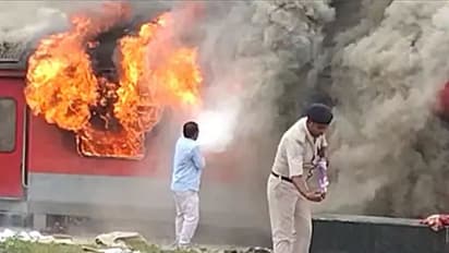 অগ্নিপথ বিক্ষোভে উত্তপ্ত বিহার, ১২টি জেলায় বন্ধ করে দেওয়া হল যোগাযোগ পরিষেবা