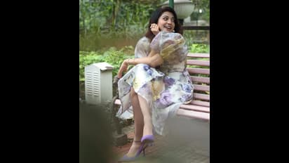 కూతురు పుట్టిన ఆనందంలోనే మునిగి తేలుతున్న ప్రణీత.. ట్రెండీ గౌన్ లో పవన్ హీరోయిన్ క్యూట్ ఫొటోషూట్  