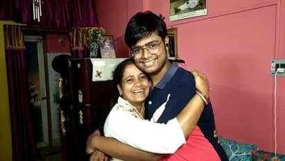 ভবিষত্যে লক্ষ্য ইঞ্জিনিয়ারিং, জয়েন্ট এন্ট্রান্সে প্রথম স্থান পেয়ে খুশির হাওয়া বালির হিমাংশু শেখরের বাড়িতে