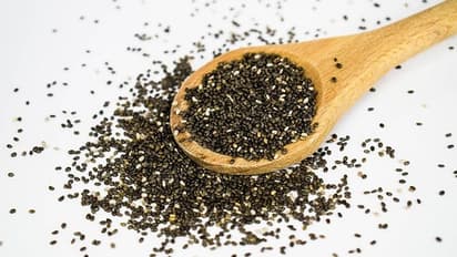 ওজন কমাতে ভরসা রাখুন চিয়া বীজের ওপর, জেনে নিন কীভাবে এটি ওজন কমাতে সাহায্য করে